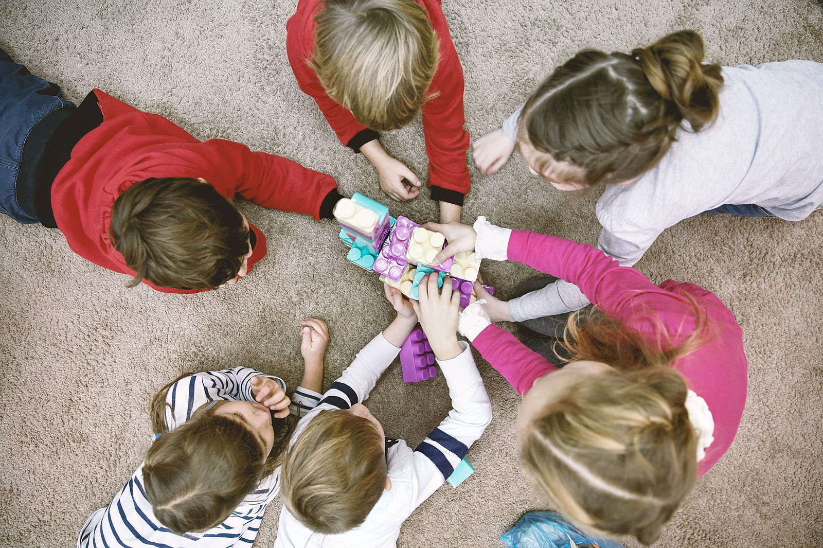 Kinder spielen Duplo